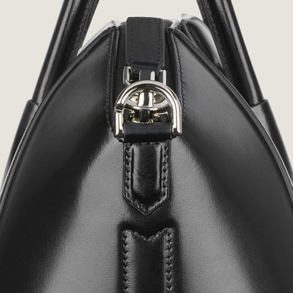 GIVENCHY Medium Antigona Shoulder Bag - Picture 3 of 13